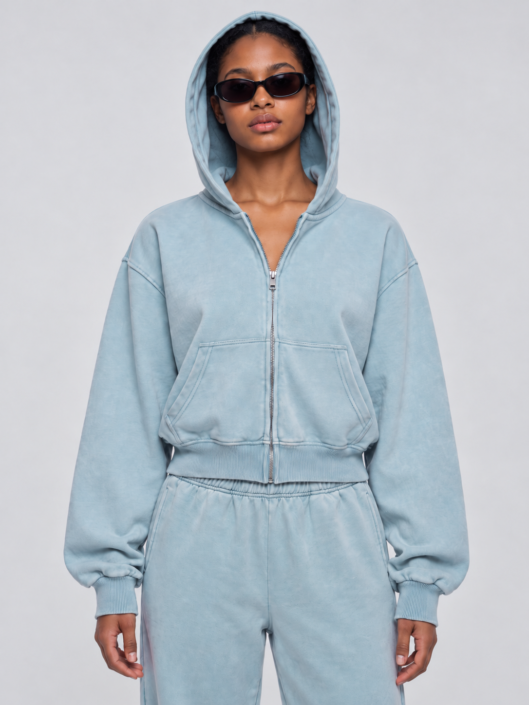 mineralwashhoodie,mineralwash,washedzipuphoodie,boxyhoodie,womenshoodie,zipuphoodie,vitnagehoodie,oversizedhoodie,streetwear,croppedzipuphoodie,cottonblendhoodie,matchingsweatpants,matchingset,everydayessentials